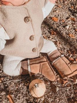 Walkweste mit spitzer Kapuze und Bommel